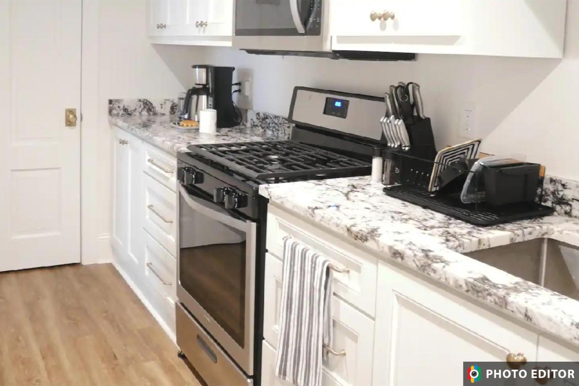 Entire Spacious Vacation - Close To Attractions *