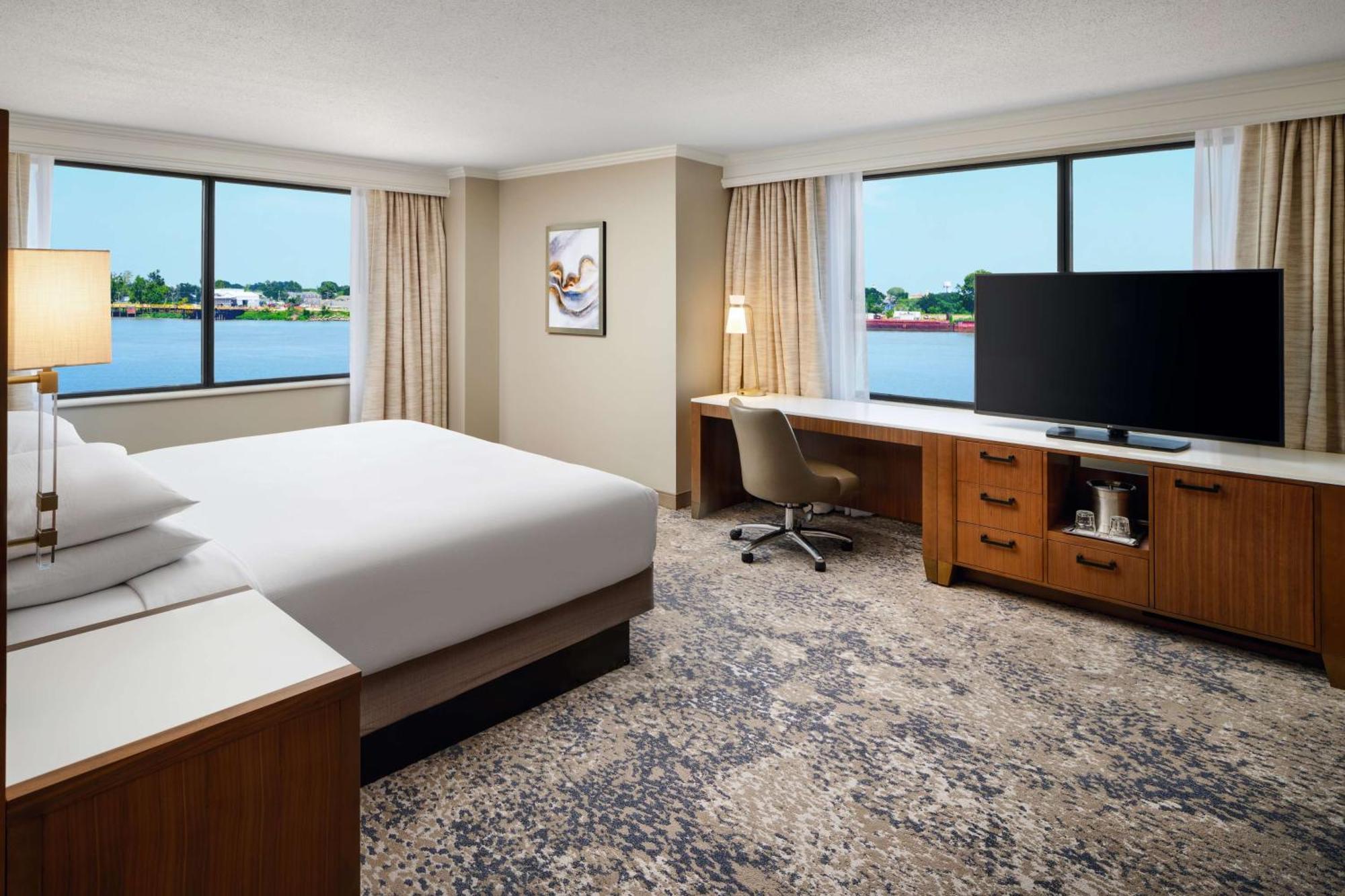 Hilton Riverside Hotel 4*