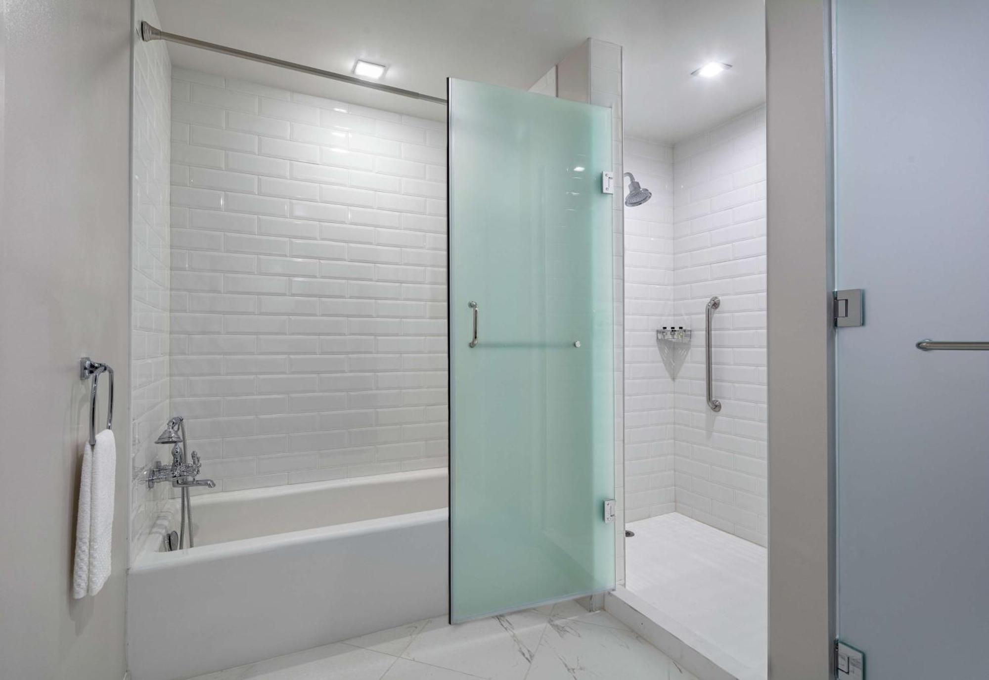 The Higgins New Orleans, Curio Collection By Hilton Hotel