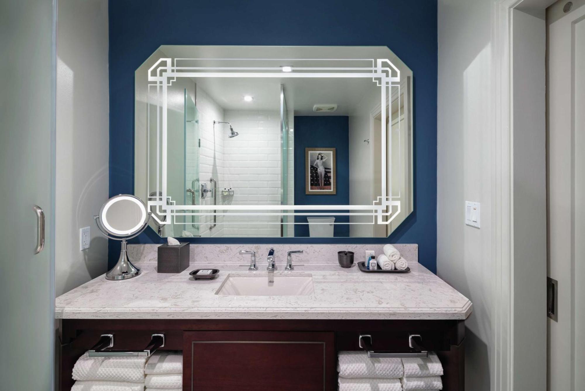 The Higgins New Orleans, Curio Collection By Hilton Hotel New Orleans