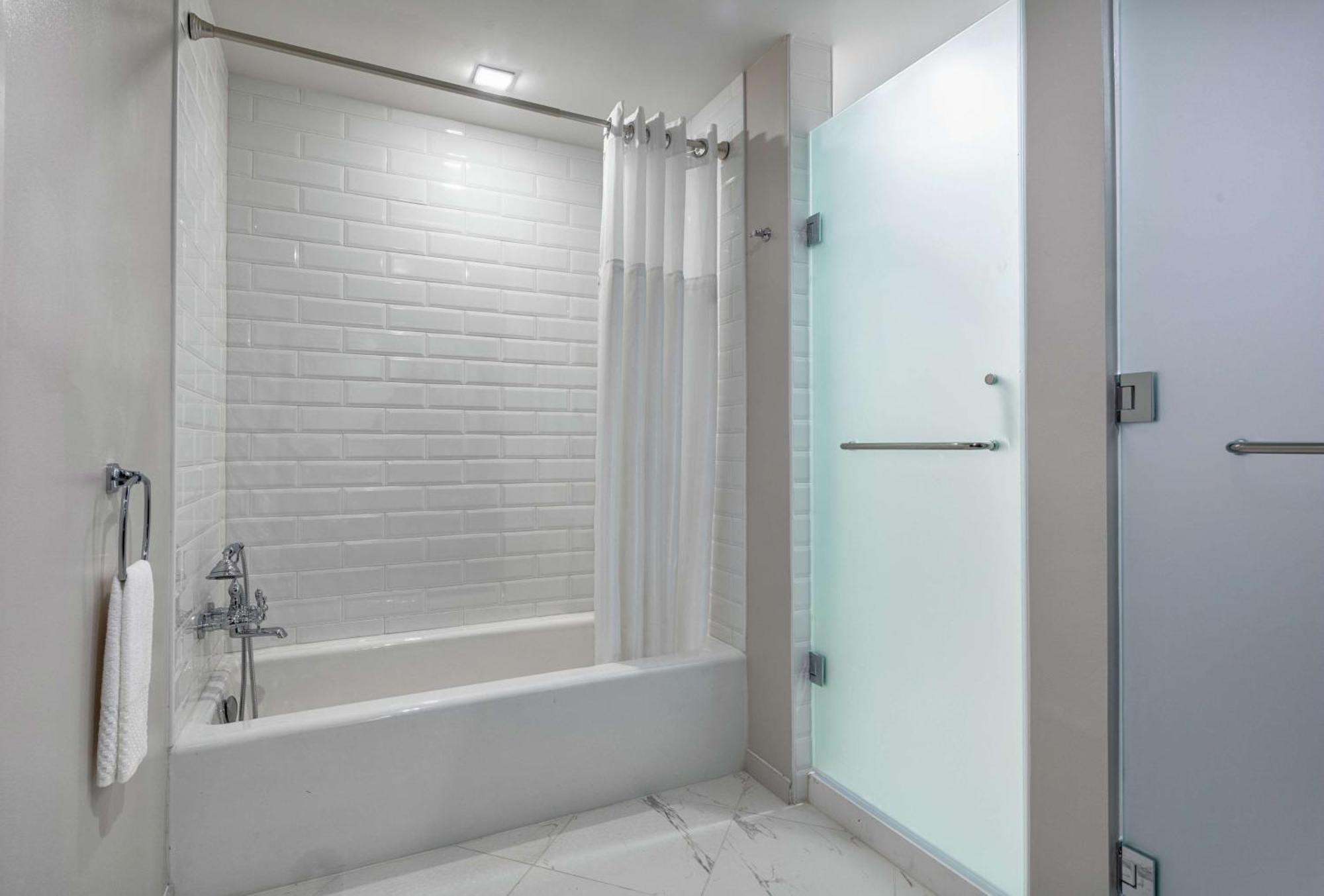 Hotel The Higgins New Orleans, Curio Collection By Hilton New Orleans