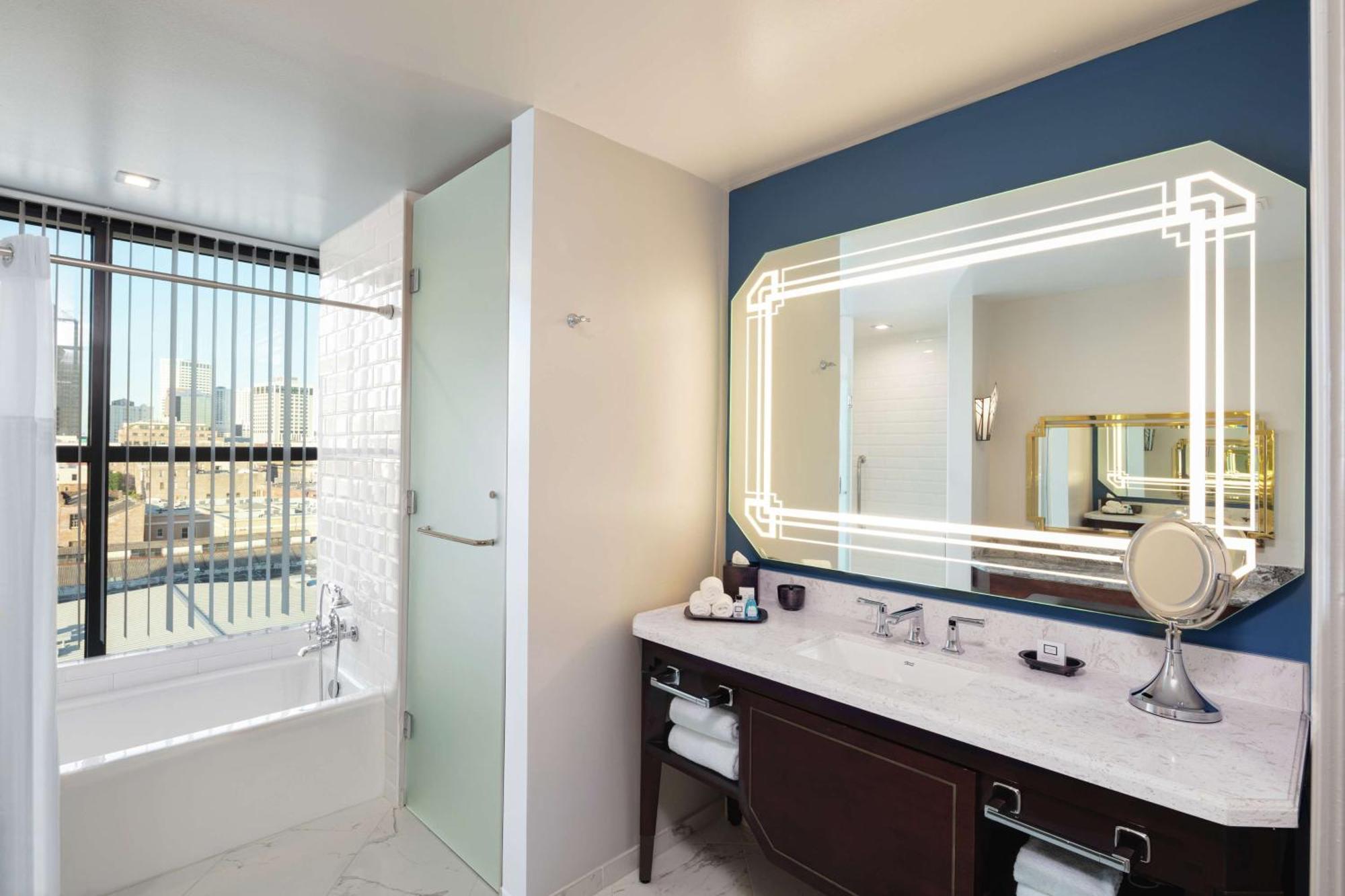 The Higgins New Orleans, Curio Collection By Hilton New Orleans