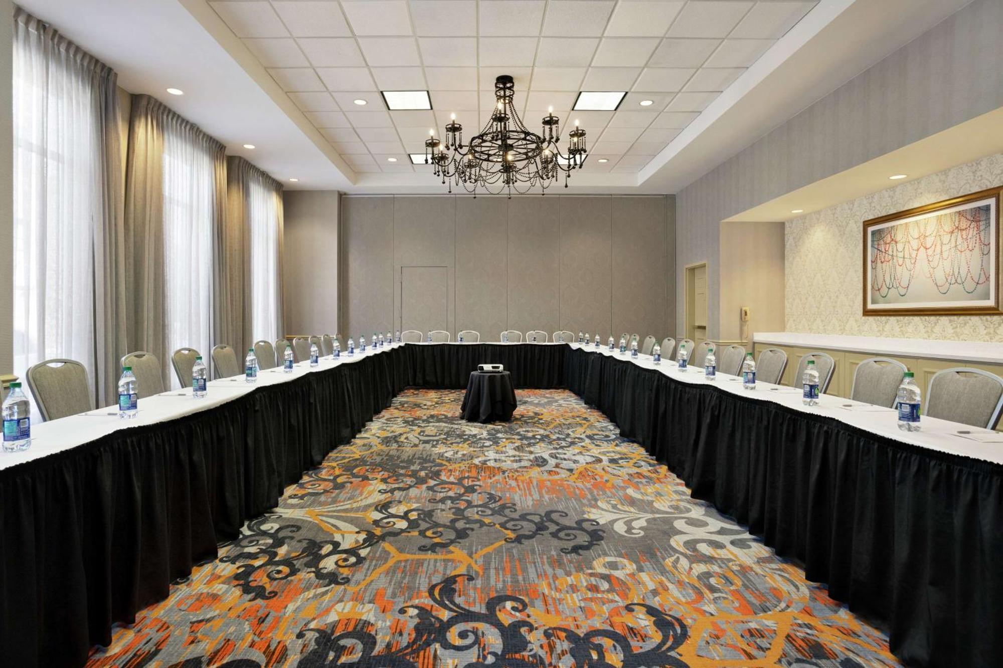 Hilton Garden Convention Center Hotel 3*