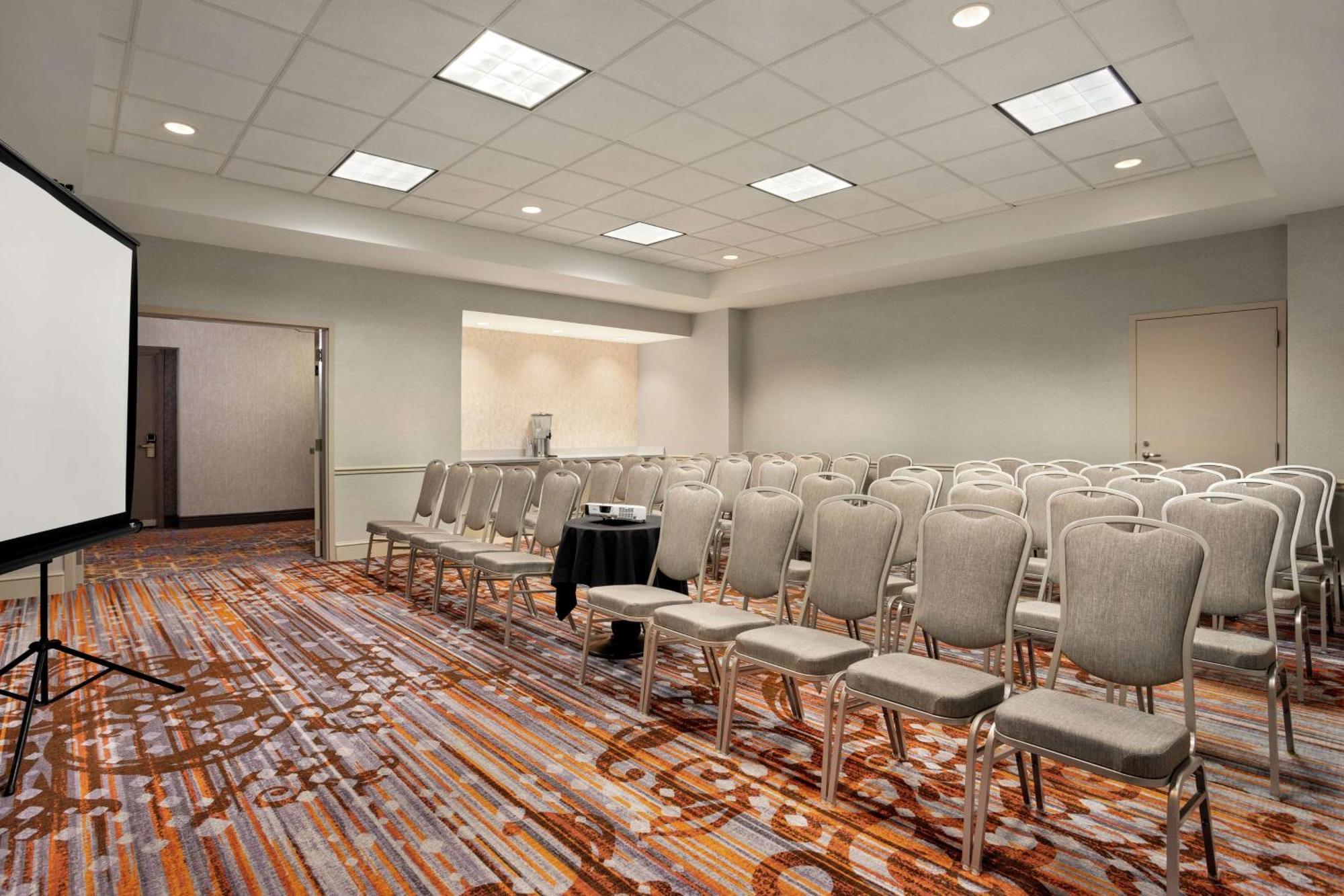 Hilton Garden Convention Center Hotel 3*