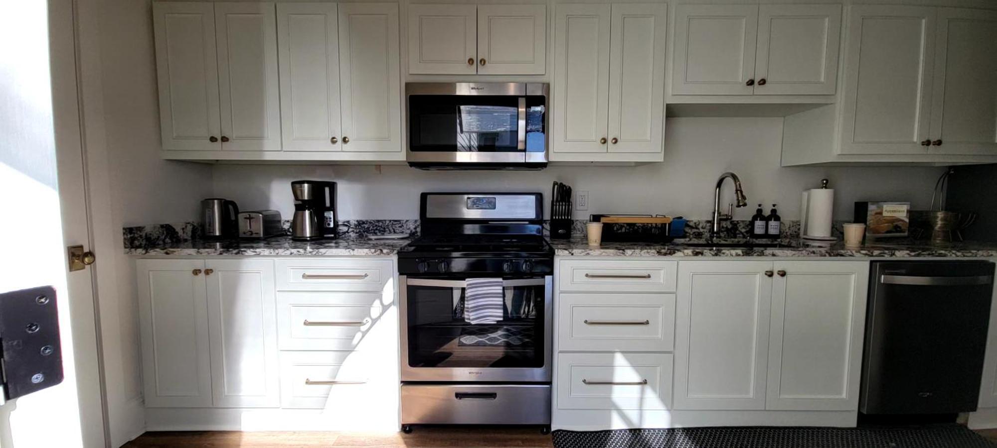 Entire Spacious Vacation - Close To Attractions