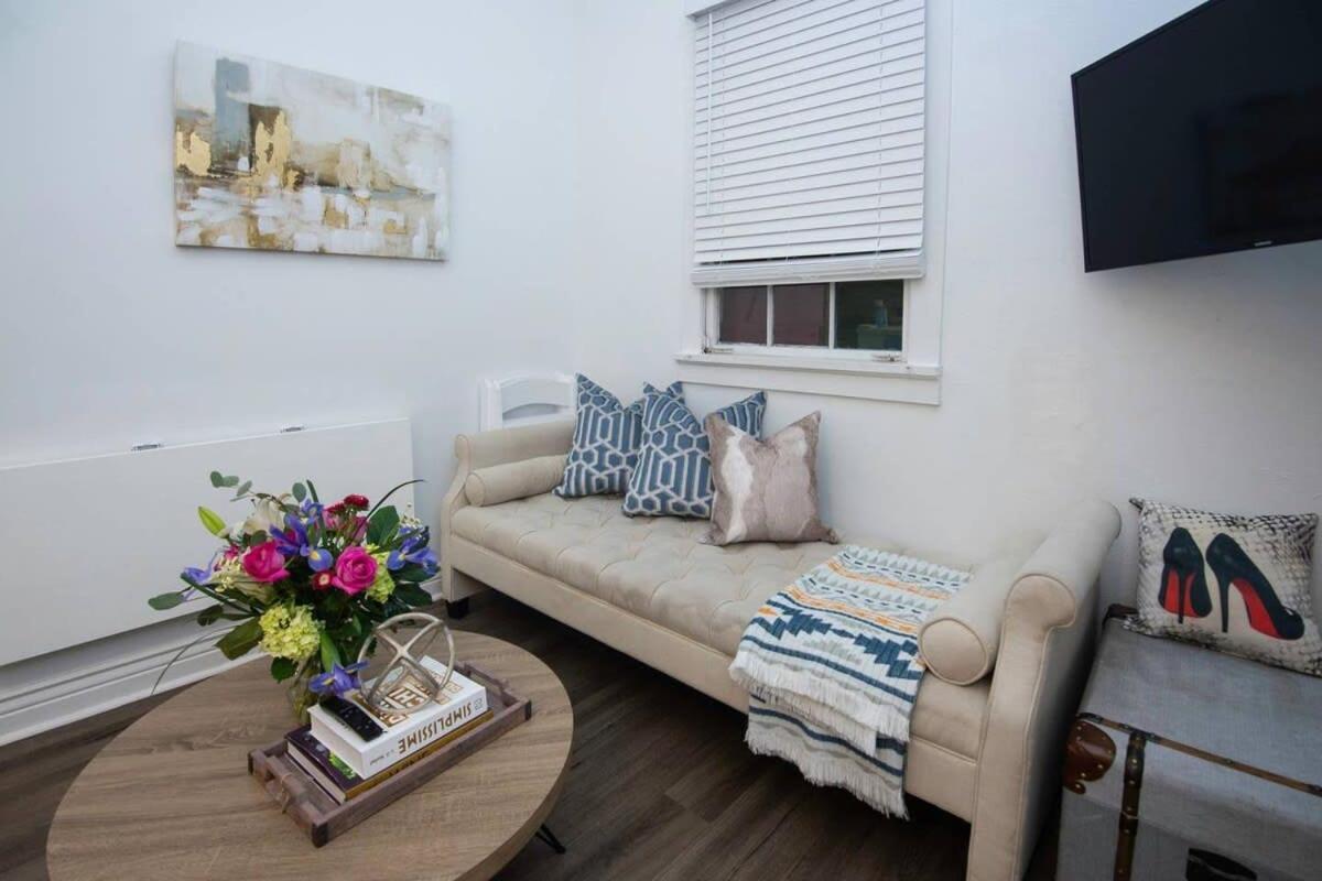 5 Bedroom - Sleeps 8! Steps From Bourbon Street! *