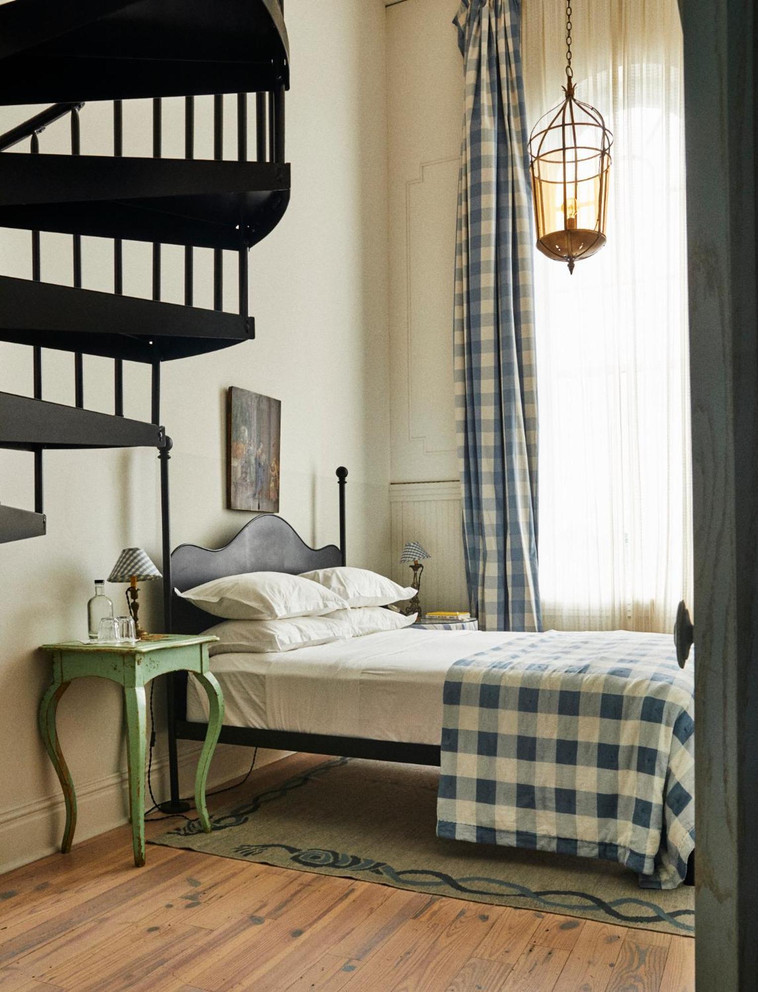 Peter And Paul, An Ash Hotel