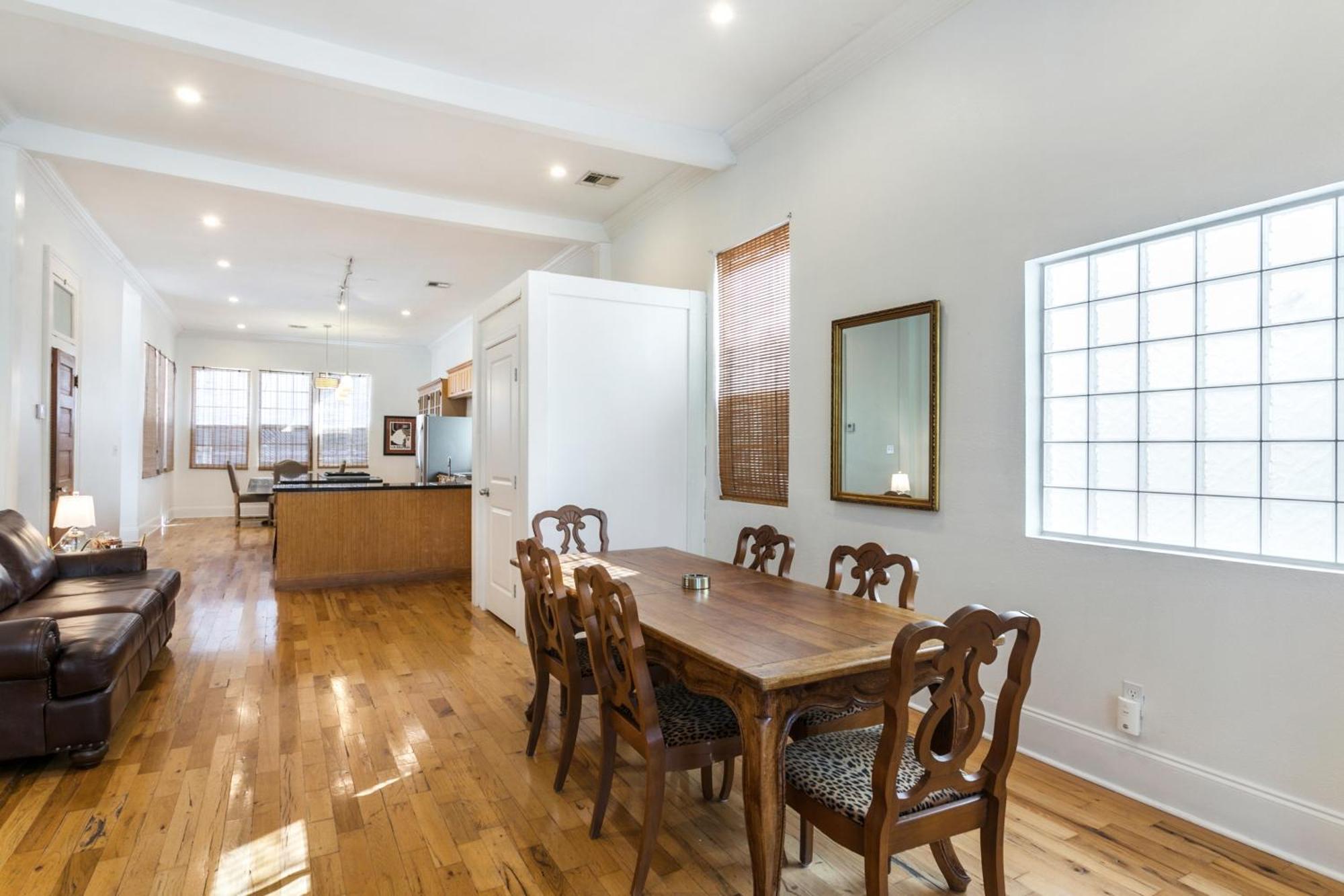 Spacious 3br Downtown In Apartment