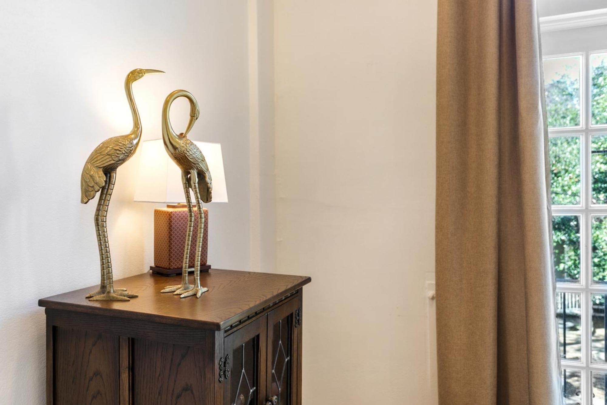 Spacious 3br Downtown In Apartment *