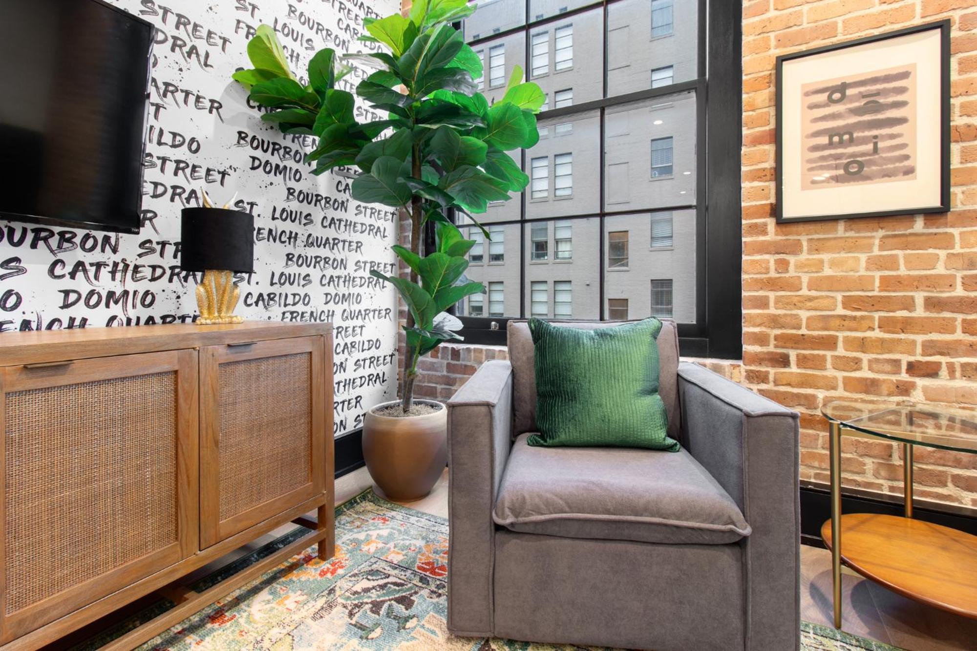 Spacious 2br Downtown Walk To Superdome French Quarter Hotel *
