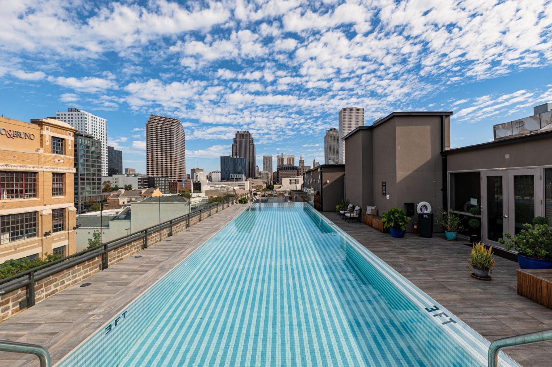 Spacious 2br Downtown Walk To Superdome French Quarter *