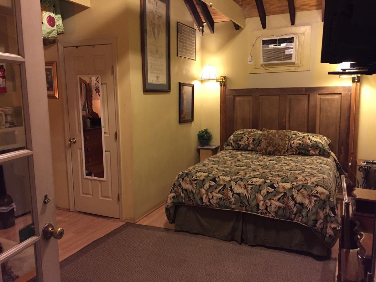 1870 Banana Courtyard French Quarter Bed & Breakfast