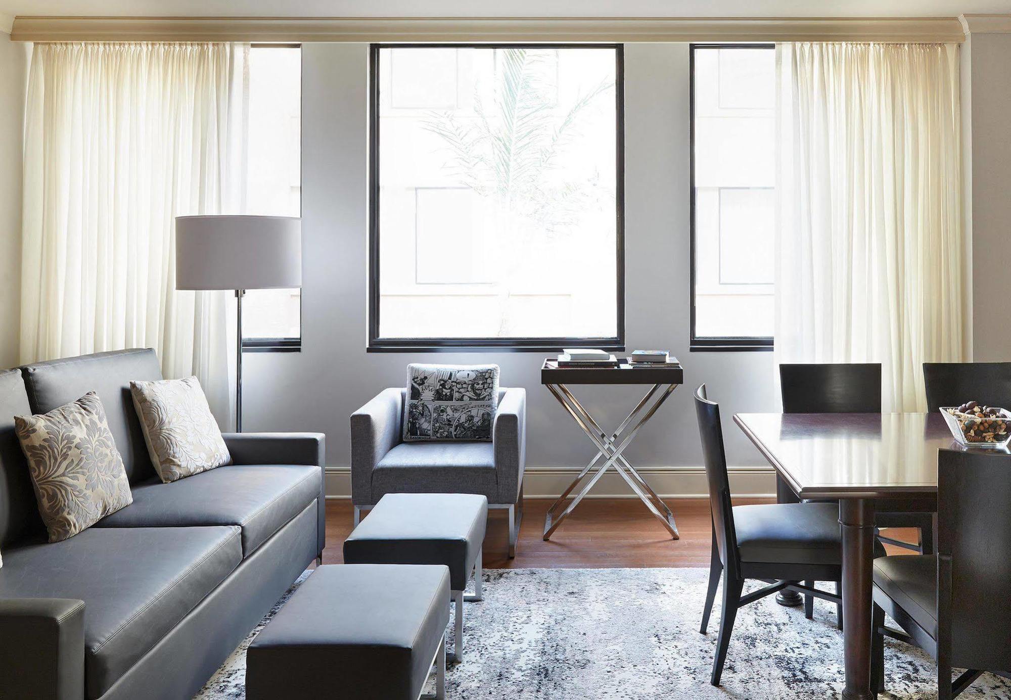 Hotel Renaissance Arts Warehouse District 4*