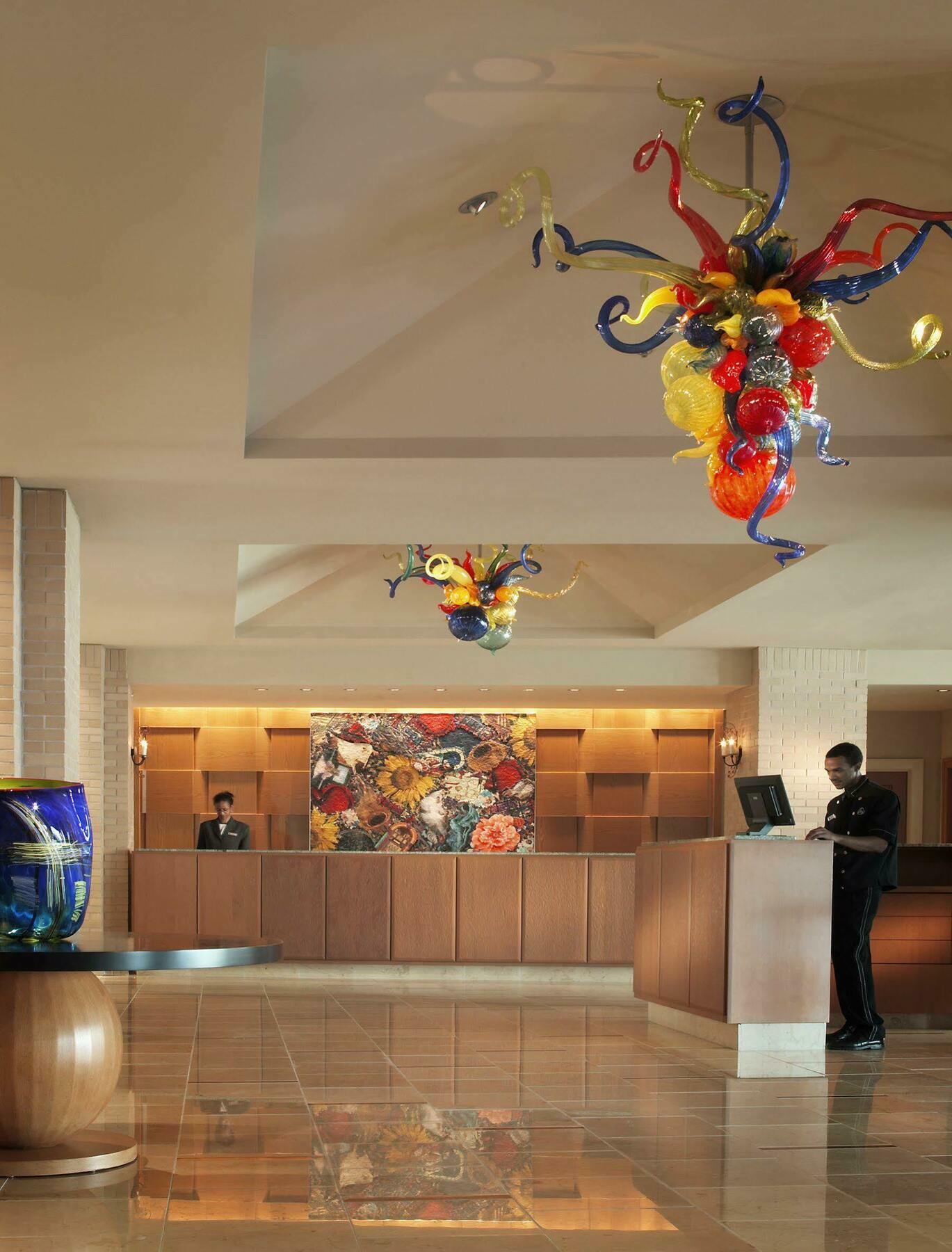 Hotel Renaissance Arts Warehouse District 4*