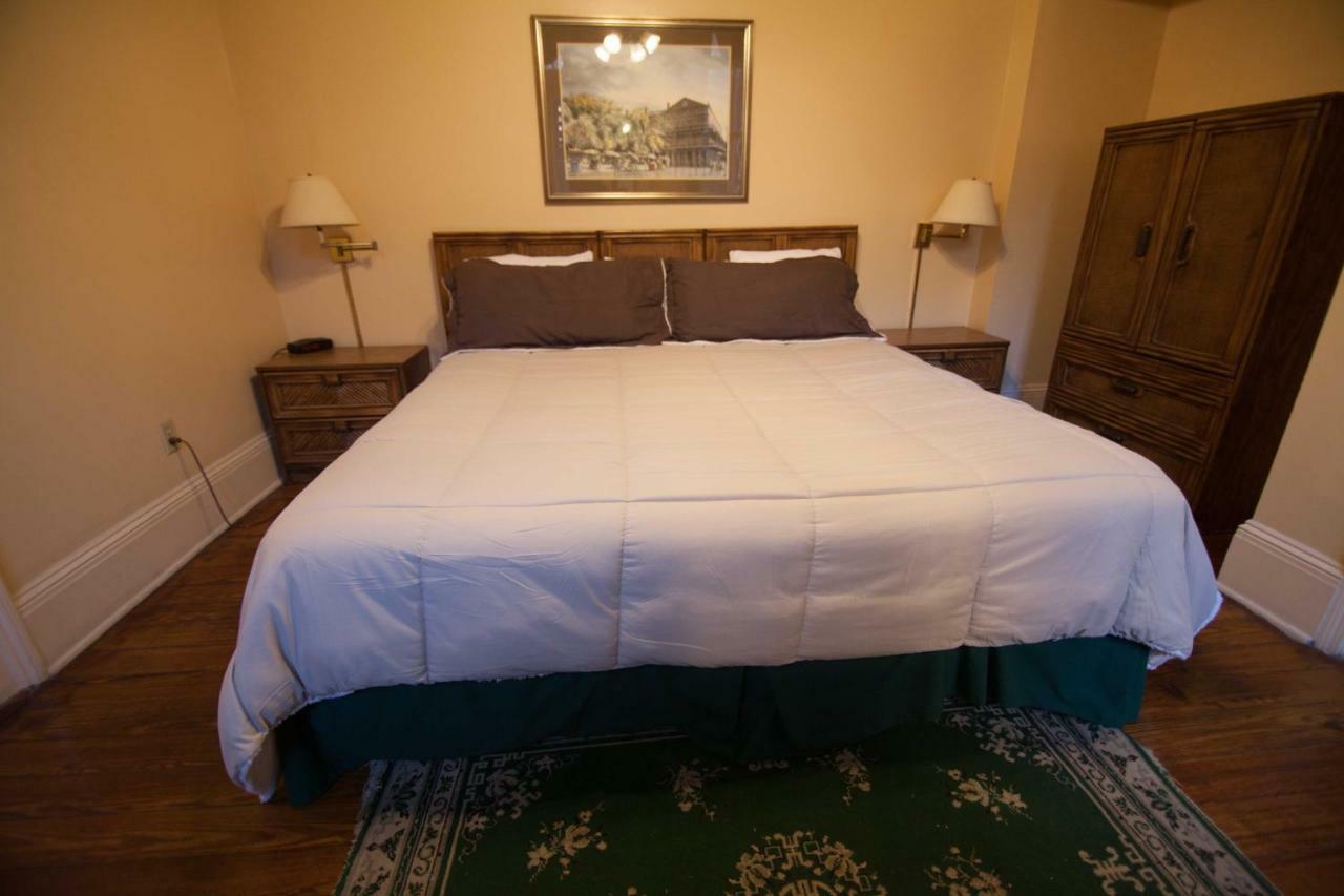 The Courtyards French Quarter Guest house *