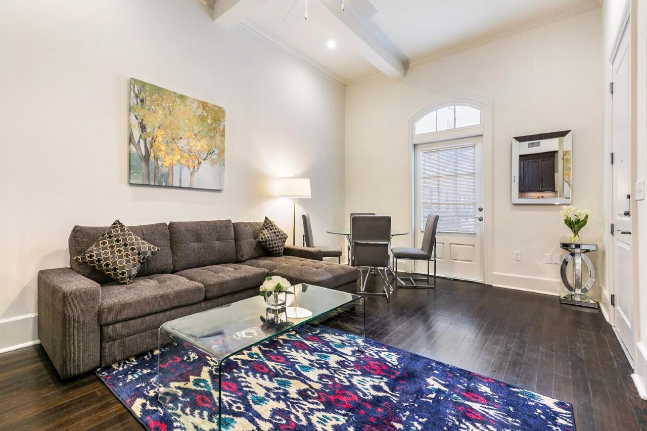 1 And 2 Bedroom Private Steps Away From French Quarter Aparthotel