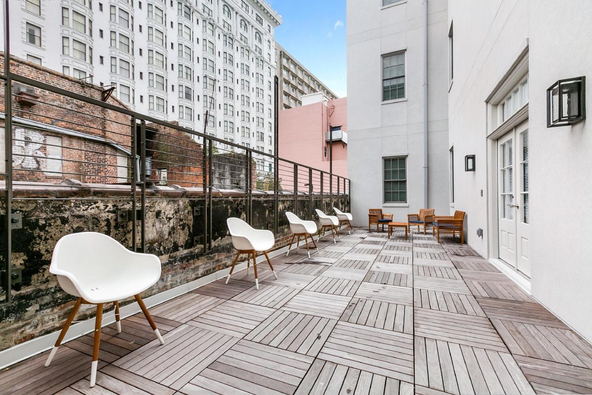 1 And 2 Bedroom Private Steps Away From French Quarter Aparthotel
